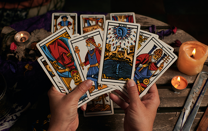Quais as diferencas entre baralho cigano e tarot